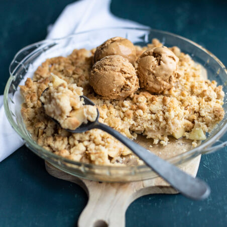 Apple Crumble mit Dulce-de-Leche-Eis Apple Crumble mit Dulce-de-Leche-Eis