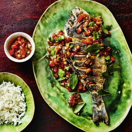 Knusprige Dorade mit Chili-Tamarinden-Sauce Knusprige Dorade mit Chili-Tamarinden-Sauce