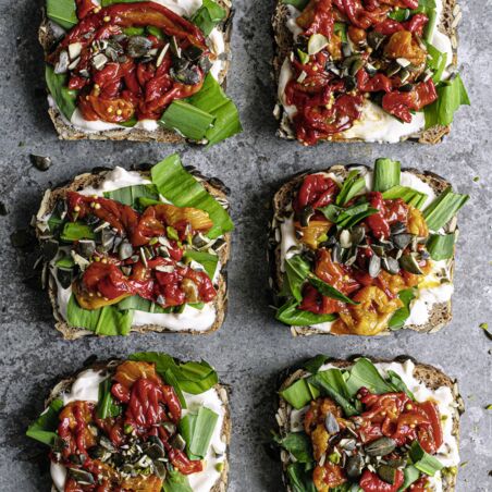 Vollkornbrote mit Paprika und Bärlauch Vollkornbrote mit Paprika und Bärlauch