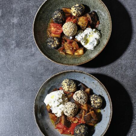 Falafel mit Auberginengemüse und Koriander-Dip Falafel mit Auberginengemüse und Koriander-Dip