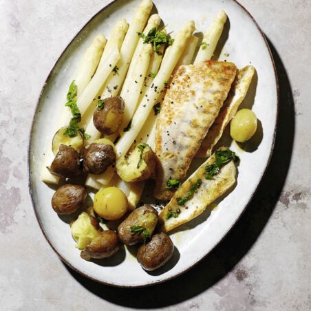 Spargel mit Zander, Kartoffeln und Bärlauchbutter Spargel mit Zander, Kartoffeln und Bärlauchbutter