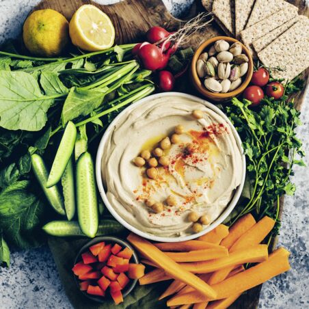 Cremiger Hummus mit Gemüsesticks Cremiger Hummus mit Gemüsesticks