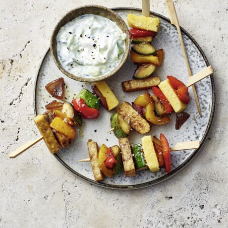 Polentaspieße mit Tempeh und Dip Polentaspieße mit Tempeh und Dip