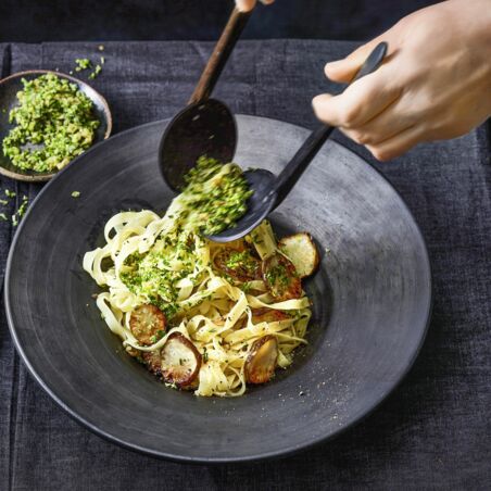 Topinambur-Tagliatelle mit Gremolata Topinambur-Tagliatelle mit Gremolata