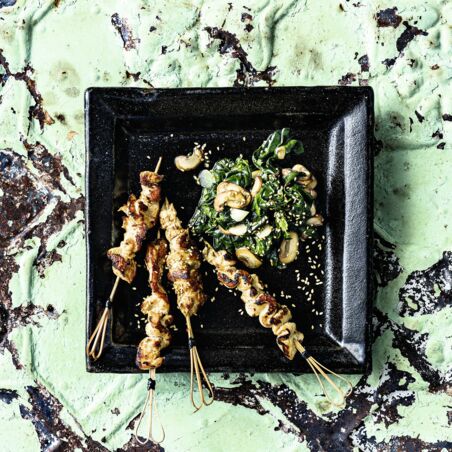 Saté-Spieße vom Huhn auf Blattspinat Saté-Spieße vom Huhn auf Blattspinat