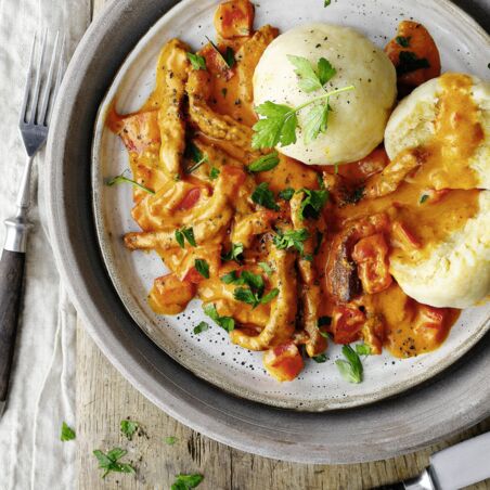 Kartoffelknödel mit
Geschnetzeltem Kartoffelknödel mit
Geschnetzeltem