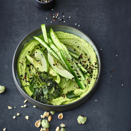 Algen-Hummus-Bowl mit Nori-Topping Algen-Hummus-Bowl mit Nori-Topping