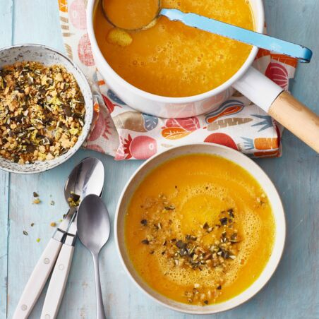 K&uuml;rbissuppe mit K&uuml;rbiskern-Crunch