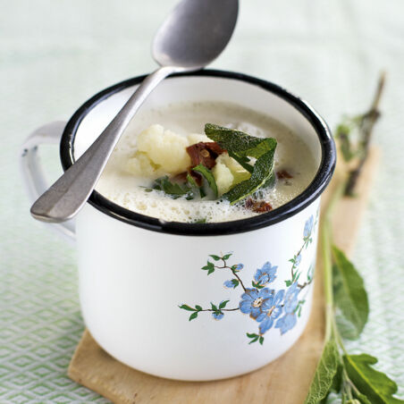 Blumenkohlsuppe mit Salbei Blumenkohlsuppe mit Salbei