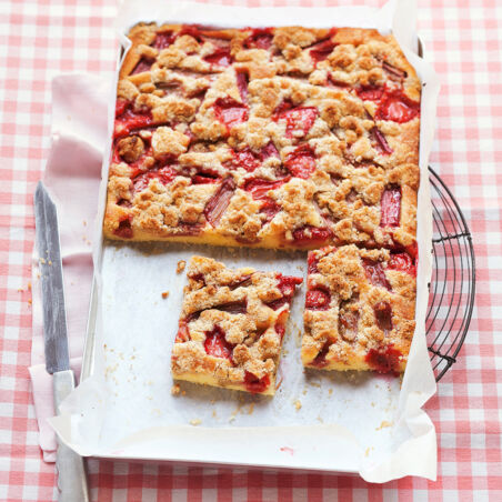 Erdbeer-Rhabarber-Streuselkuchen Erdbeer-Rhabarber-Streuselkuchen