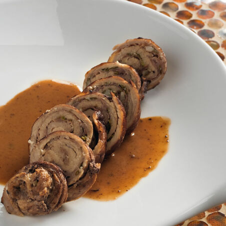 Kalbfleischröllchen mit Schinken-Käse-Füllung Kalbfleischröllchen mit Schinken-Käse-Füllung