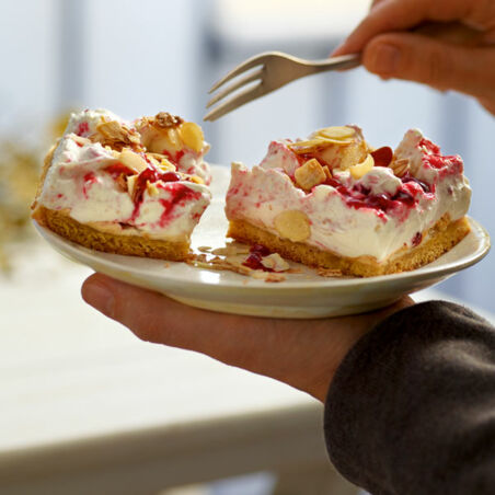 Schwedischer Baiserkuchen mit Preiselbeersahne Schwedischer Baiserkuchen mit Preiselbeersahne