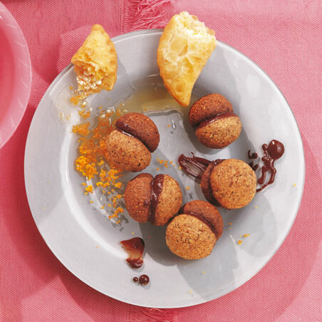 »Damenküsse« (Haselnussgebäck) »Damenküsse« (Haselnussgebäck)