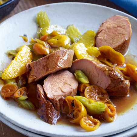 Glasiertes Schweinefilet mit Sellerie-Orangen-Gemüse Glasiertes Schweinefilet mit Sellerie-Orangen-Gemüse