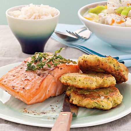 Zucchini-Plätzchen mit Lachsfilet und Reis Zucchini-Plätzchen mit Lachsfilet und Reis