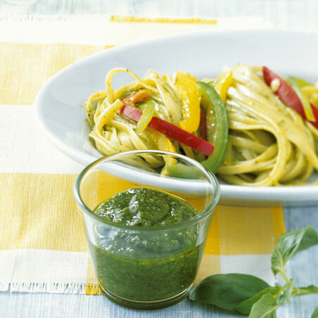 Basilikum-Pesto zu Paprika-Nudeln Basilikum-Pesto zu Paprika-Nudeln