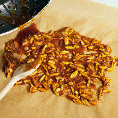 Aprikoseneis mit Mandelkrokant Aprikoseneis mit Mandelkrokant