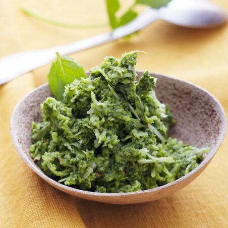 Kokos-Koriander-Chutney mit Chili und Minze Kokos-Koriander-Chutney mit Chili und Minze