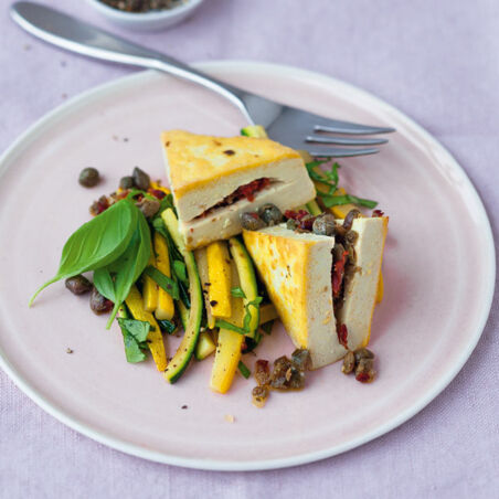 Gefüllter Tofu mit Zucchinistreifen Gefüllter Tofu mit Zucchinistreifen