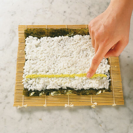 Hosomaki-Sushi mit Lachs und Avocado Hosomaki-Sushi mit Lachs und Avocado