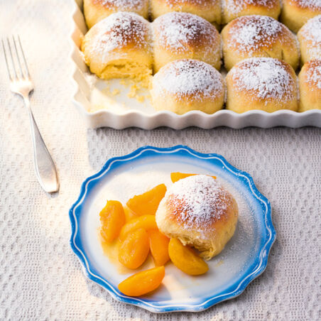 Marzipanbuchteln mit Marillenröster Marzipanbuchteln mit Marillenröster