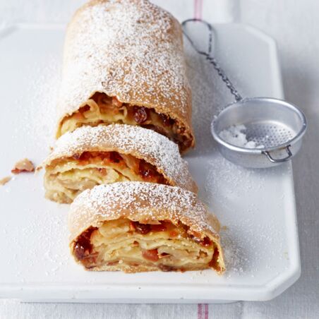 Apfelstrudel mit Pinienkernen und Rosinen Apfelstrudel mit Pinienkernen und Rosinen
