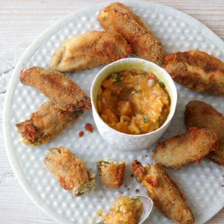 Gefüllte Grill-Jalapeños mit Pfirsich-Ingwer-Salsa Gefüllte Grill-Jalapeños mit Pfirsich-Ingwer-Salsa