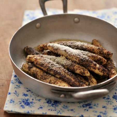 Süße Fingernudeln in Mohnbutter geschwenkt Süße Fingernudeln in Mohnbutter geschwenkt