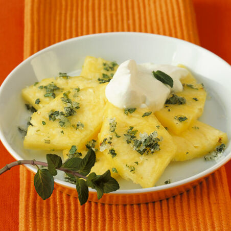 Ananas-Carpaccio mit Zitronencreme