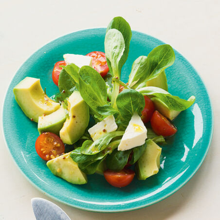 Feldsalat mit Avocado und Tomaten Feldsalat mit Avocado und Tomaten