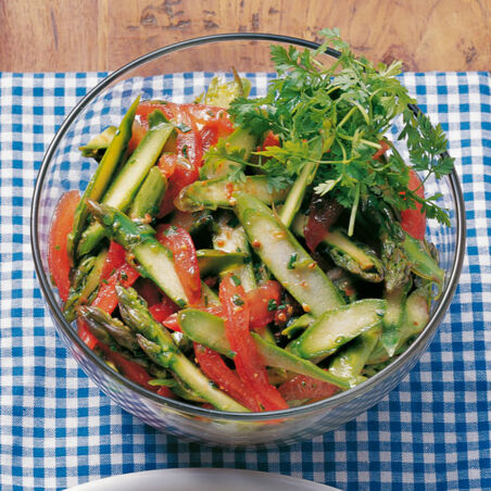 Grüner-Spargel-Salat mit Tomaten