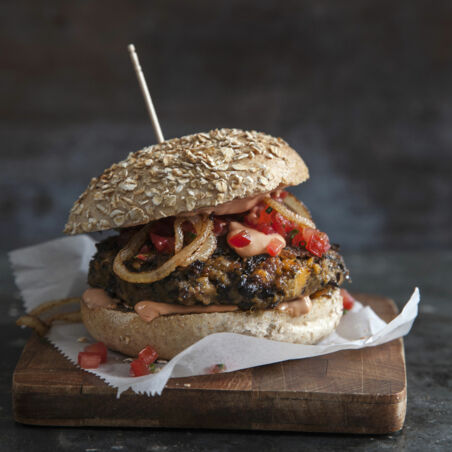 Bohnen-Süßkartoffel-Burger mit Tomatensalsa Bohnen-Süßkartoffel-Burger mit Tomatensalsa