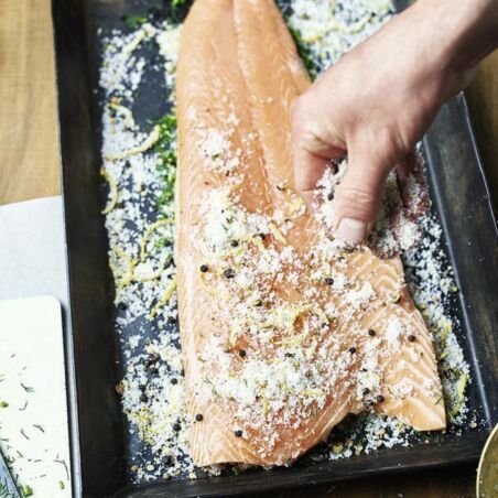 Selbst gebeizter Lachs mit Dill und Gewürzen Selbst gebeizter Lachs mit Dill und Gewürzen