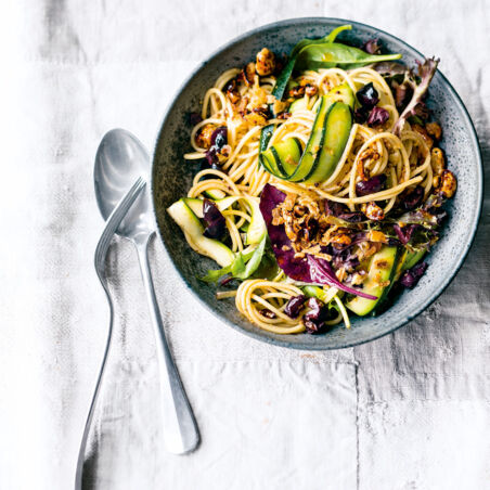 Spaghetti-Zucchini-Salat mit Cashew-Sprinkle Spaghetti-Zucchini-Salat mit Cashew-Sprinkle