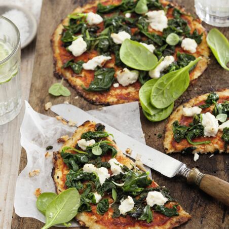 Blumenkohlpizza mit Spinat und Ricotta Blumenkohlpizza mit Spinat und Ricotta
