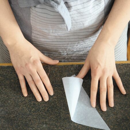 Spritzbeutel befüllen und Spritztüte falten Spritzbeutel befüllen und Spritztüte falten