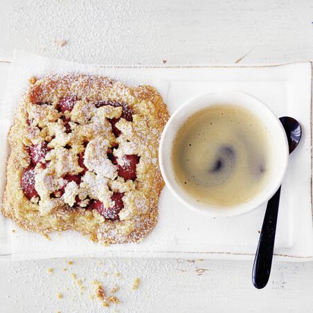 Himbeer-Crumble-Schnitten mit Nüssen Himbeer-Crumble-Schnitten mit Nüssen