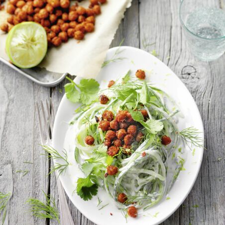 Gurkennudelsalat mit Kichererbsen Gurkennudelsalat mit Kichererbsen