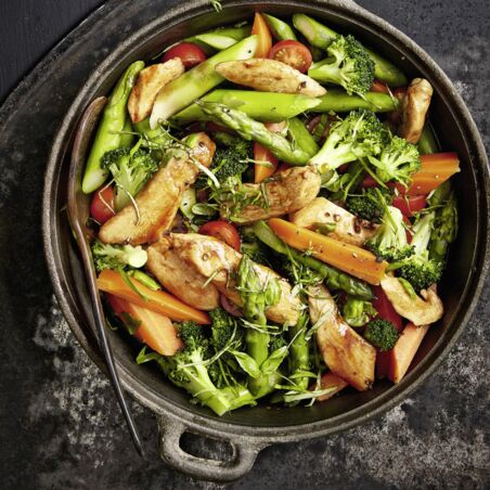 Balsamicohähnchen auf buntem Pfannengemüse Balsamicohähnchen auf buntem Pfannengemüse