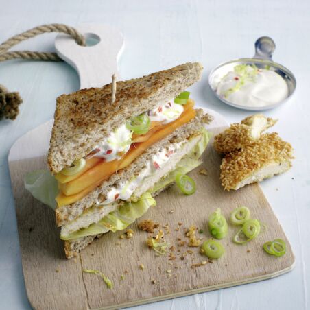 Vollkorn-Club-Sandwich mit Papaya und Limetten-Chili-Schmand Vollkorn-Club-Sandwich mit Papaya und Limetten-Chili-Schmand