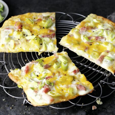 Frühlingszwiebel-Quark-Flammkuchen Frühlingszwiebel-Quark-Flammkuchen