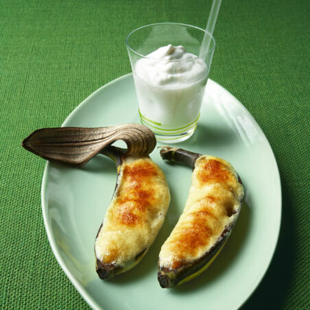 Gratinierte Banane in ihrer eigenen Schale mit Kokosmilkshake