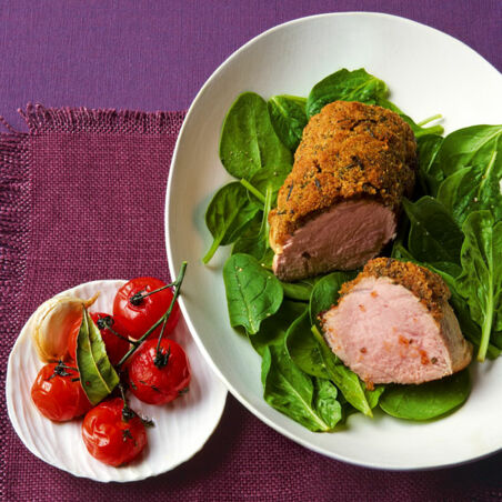 Kalbshüfte mit Rosmarinkruste, Cocktailtomaten und jungem Spinat Kalbshüfte mit Rosmarinkruste, Cocktailtomaten und jungem Spinat