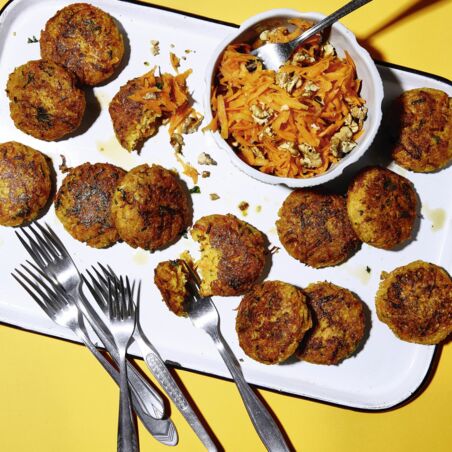 Vegetarische Frikadellen mit Möhrensalat Vegetarische Frikadellen mit Möhrensalat