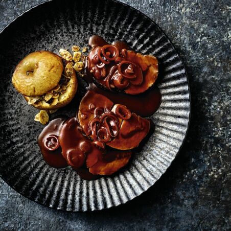 Damwild-Schäufele mit Bratapfel und Rotweinsauce Damwild-Schäufele mit Bratapfel und Rotweinsauce