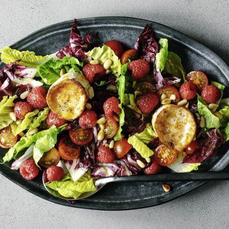 Salat mit Beeren und Ziegenkäse Salat mit Beeren und Ziegenkäse