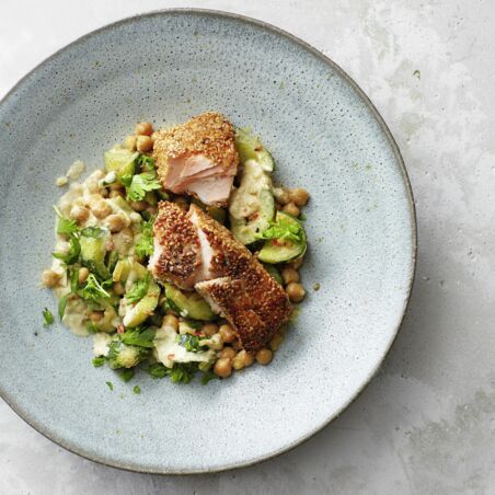 Sesamlachs auf Gurkengemüse Sesamlachs auf Gurkengemüse