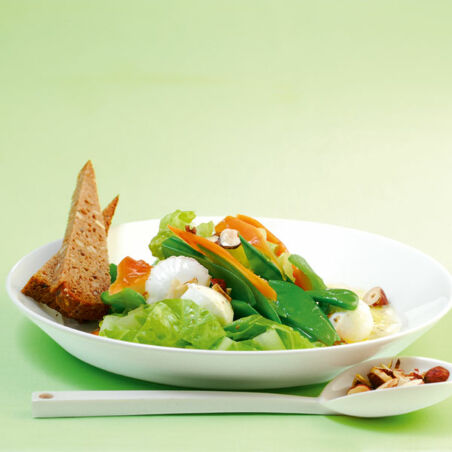Zuckerschoten-Möhren-Salat mit Mozzarellakugeln