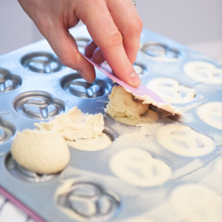 Brezel-Teig-in-Form-streichen Brezel-Teig-in-Form-streichen