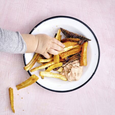 Regenbogen-Pommes mit Tomaten-Dip